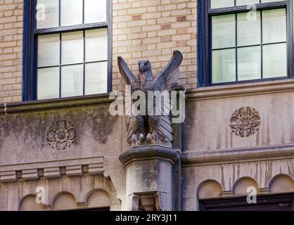 Emery Roth a conçu Hampton House, un monument de l'Upper East Side, en utilisant de la brique, de la pierre et de la terre cuite ; un magasin occupe maintenant l'ancienne entrée et l'espace du hall. Banque D'Images