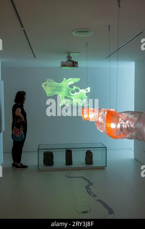 À l'intérieur de l'installation du tube de lave au musée la Casa de los Volcanes (Maison des volcans). Jameos del Agua, série de grottes de lave et un art, la culture et Banque D'Images