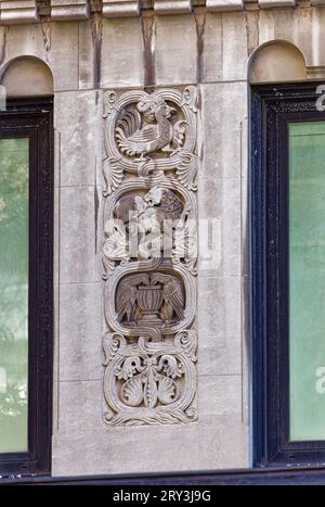 Emery Roth a conçu Hampton House, un monument de l'Upper East Side, en utilisant de la brique, de la pierre et de la terre cuite ; un magasin occupe maintenant l'ancienne entrée et l'espace du hall. Banque D'Images