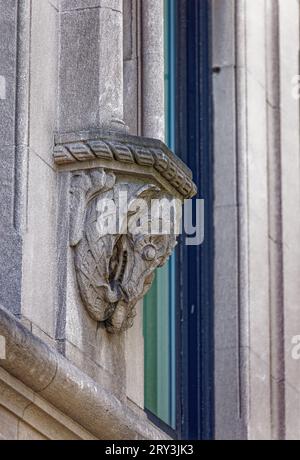 Emery Roth a conçu Hampton House, un monument de l'Upper East Side, en utilisant de la brique, de la pierre et de la terre cuite ; un magasin occupe maintenant l'ancienne entrée et l'espace du hall. Banque D'Images