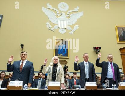 De gauche à droite : Jonathan Turley, Chaire Shapiro de droit de l’intérêt public, Faculté de droit de l’Université George Washington ; Eileen O’Connor, ancienne Attorney General adjointe, Département de la Justice des États-Unis (DOJ-Tax) ; Bruce Dubinsky, fondateur, Dubinsky Consulting; et Michael J. Gerhardt (témoin minoritaire), Burton Craige Distinguished Professor of jurisprudence, Université de Caroline du Nord à Chapel Hill, sont assermentés pour témoigner lors de l’audience du Comité de surveillance et de responsabilité de la Chambre des États-Unis « la base d’une enquête de destitution du président Joseph R. Biden Jr. » dans le Rayburn H Banque D'Images