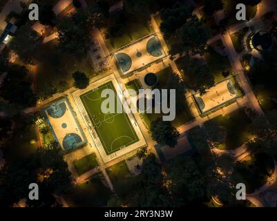 Terrains de sport dans un parc avec vue aérienne. Photo du soir sur le foutball, les terrains de basket-ball et les tables de ping-pong. Parc de loisirs illuminé. Banque D'Images