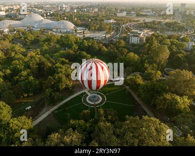 le gaz rouge et blanc rempli énorme ballon contre le ciel bleu clair. Attraction populaire dans le parc de la ville à Budapest. lumières d'été. voyages, tourisme, loisirs Banque D'Images