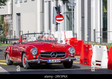 Rouge Mercedes-Benz 190 SL sur la route Banque D'Images