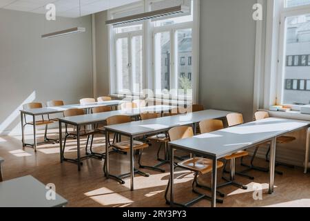 Salle de classe vide avec chaises et bureaux à l'école Banque D'Images