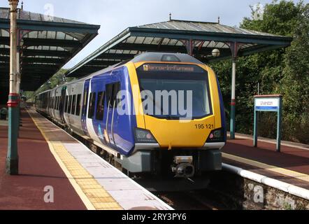 Northern trains Civity Class 195 diesel multi-unit à quai dans la gare d'Ulverston le 22 septembre 2023 avec train express de voyageurs. Banque D'Images