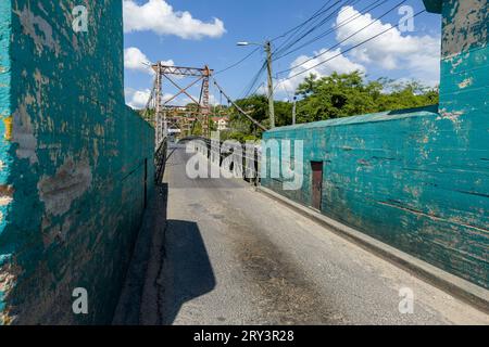 Le pont Hawkesworth enjambe la rivière Macal entre San Ignacio et Santa Elena, Belize. Construit en 1949 et importé d'Angleterre. Banque D'Images