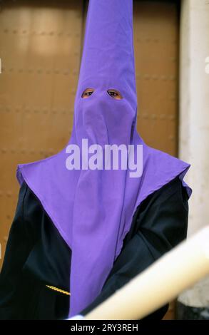 Participant à la procession chrétienne Semana Santa en Espagne. Cela a lieu chaque année dans la semaine avant Pâques Banque D'Images