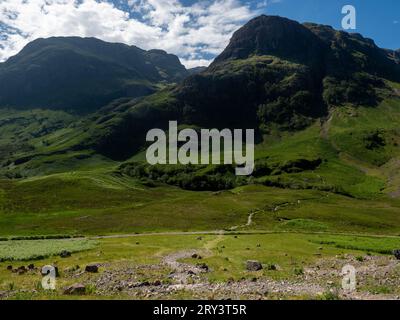 Trois sœurs dans la vallée glaciaire de Glencoe dans le géoparc de Lochaber, en Écosse Banque D'Images