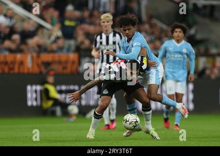 Newcastle, Royaume-Uni, 27 septembre 2023. Bruno Guimaraes affronte Rico Lewis de Manchester City lors du match du troisième tour de la Carabao Cup entre Newcastle United et Manchester City à St. James's Park, Newcastle le mercredi 27 septembre 2023. (Photo : Mark Fletcher | MI News) crédit : MI News & Sport / Alamy Live News Banque D'Images