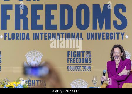 Miami, États-Unis. 28 septembre 2023. Kamala Harris, vice-présidente des États-Unis, prend la parole lors de sa tournée universitaire « Fight for Our Freedoms » à la Florida International University à Miami, Floride, États-Unis, 28 septembre 2023. La visite de Harris à l'Université internationale de Floride, l'une des plus grandes institutions hispaniques du pays, fait partie de sa tournée universitaire « Fight for Our Freedoms ». Cet événement sur le campus est le sixième arrêt de la tournée universitaire du vice-président, qui dure un mois. Crédit : Abaca Press/Alamy Live News Banque D'Images