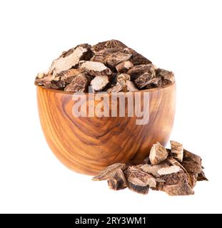 Racine de calamus dans un bol en bois, isolée sur fond blanc. Drapeau doux, balancement ou racine de rat musqué. Racine sèche d'Acorus calamus. Banque D'Images