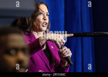 Miami, États-Unis. 28 septembre 2023. Kamala Harris, vice-présidente des États-Unis, prend la parole lors de sa tournée universitaire « Fight for Our Freedoms » à la Florida International University à Miami, Floride, États-Unis, 28 septembre 2023. La visite de Harris à l'Université internationale de Floride, l'une des plus grandes institutions hispaniques du pays, fait partie de sa tournée universitaire « Fight for Our Freedoms ». Cet événement sur le campus est le sixième arrêt de la tournée universitaire du vice-président, qui dure un mois. Crédit : Abaca Press/Alamy Live News Banque D'Images