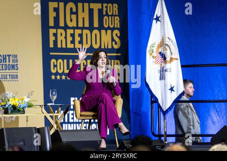 Miami, États-Unis. 28 septembre 2023. Kamala Harris, vice-présidente des États-Unis, prend la parole lors de sa tournée universitaire « Fight for Our Freedoms » à l'Université internationale de Floride à Miami, Floride, le jeudi 28 septembre 2023. Cet événement sur le campus est le sixième arrêt de la tournée universitaire du vice-président, qui dure un mois. Photo de Cristobal Herrera-Ulashkevich/UPI crédit : UPI/Alamy Live News Banque D'Images