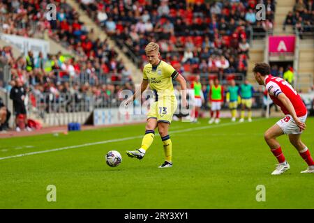 AESSEAL New York Stadium, Rotherham, Angleterre - 23 septembre 2023 Ali McCann (13) de Preston North End passe le ballon - pendant le match Rotherham United contre Preston N.E, Sky Bet Championship, 2023/24, AESSEAL New York Stadium, Rotherham, Angleterre - 23 septembre 2023 crédit : Mathew Marsden/WhiteRosePhotos/Alamy Live News Banque D'Images