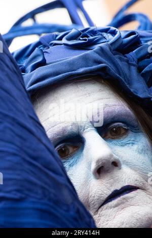 Londres, Royaume-Uni. 28 septembre 2023. Artistes mime silencieux, extinction Rebellion Blue Rebels représentant Ocean Rebellion. Des représentants de plus de 40 ONG de la faune et de l'environnement se sont joints aux présentateurs de la BBC Wildlife Television Chris Packham et Megan McCubbin aujourd'hui devant les bureaux du Department for Environment Food & Rural Affairs (DEFRA) à Londres lors de la manifestation Restore nature Now. Suite à la publication du rapport sur l'état de la nature, les manifestants et les écologistes appellent le Premier ministre Rishi Sunak et le gouvernement à faire plus pour protéger la nature et l'environnement au Royaume-Uni. Un sur six Banque D'Images