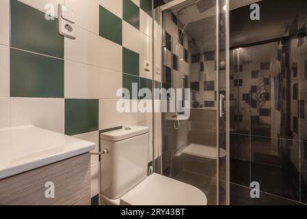 Petite salle de bain dans un appartement avec cabine de douche Banque D'Images