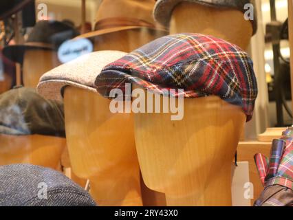 Mannequins. Têtes de mannequin en bois utilisées pour exposer des chapeaux à Bruxelles, Belgique. Banque D'Images