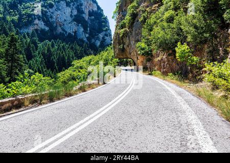 La magnifique route sous les rochers dans l'ancienne autoroute Sparta-Kalamata dans le Péloponnèse, Grèce. Cette route relie deux villes historiques, Sparta et Kalama Banque D'Images