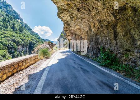 La magnifique route sous les rochers dans l'ancienne autoroute Sparta-Kalamata dans le Péloponnèse, Grèce. Cette route relie deux villes historiques, Sparta et Kalama Banque D'Images