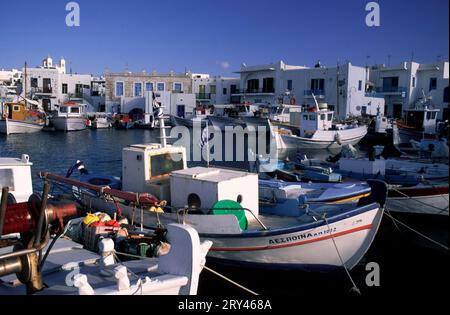 Bateaux de pêche dans le vieux port de pêche de Naoussa, Paros, Cyclades, Grèce, bateaux de pêche dans le vieux port de pêche de Naoussa, Paros, Cyclades Banque D'Images