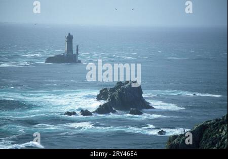 Phare sur petite île, Pointe du raz, Bretagne, France, Phare sur petite île, Pointe du raz, Bretagne, France Banque D'Images