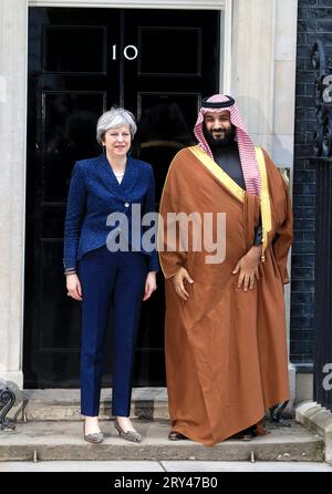 Londres, Royaume-Uni. 7 mars 2018. La première ministre britannique Theresa May accueille le prince héritier saoudien Mohammed bin Salmane sur les marches du numéro 10 Downing Street à Londres. (Image de crédit : © Fred Duval/SOPA Images via ZUMA Press Wire) USAGE ÉDITORIAL SEULEMENT! Non destiné à UN USAGE commercial ! Banque D'Images