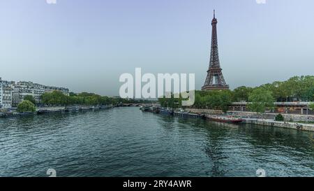 La Tour Eiffel vue du Pont de Bir Hakeim Banque D'Images