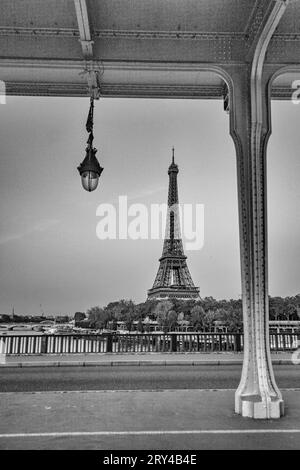 Tour Eiffel vue sous le pont de Bir Hakeim sur la Seine, Paris, France Banque D'Images