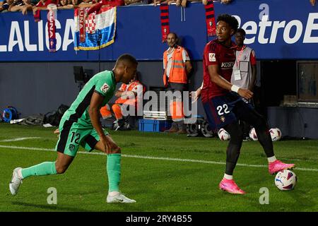 Pamplona, Espagne. 23 septembre 2023. Sport. Football/Soccer.Samuel Dias Lino (12. Atletico de Madrid) et Johan Mojica (22. CA Osasuna) lors du match de football de la Liga EA Sports entre CA Osasuna et Atletico de Madrid joué au stade El Sadar de Pampelune (Espagne) le 23 septembre 2023. Crédit : Inigo Alzugaray/CordonPress crédit : CORDON PRESS/Alamy Live News Banque D'Images