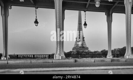 Tour Eiffel vue sous le pont de Bir Hakeim sur la Seine, Paris, France Banque D'Images