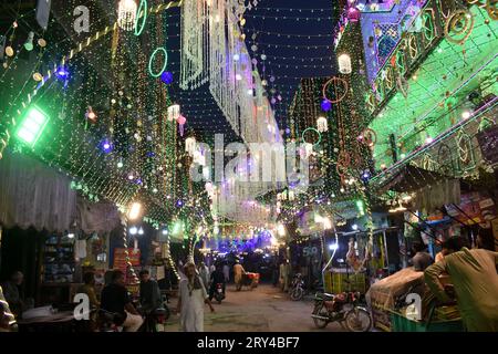 Lahore. 28 septembre 2023. La photo prise le 28 septembre 2023 montre une rue illuminée pour célébrer Eid-e-Milad-un-Nabi, l'anniversaire du prophète Mahomet, à Lahore, au Pakistan. Crédit : Sajjad/Xinhua/Alamy Live News Banque D'Images