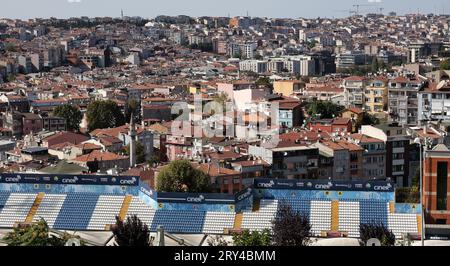 Panorama du quartier Beyoğlu d'Istanbul avec le stade de football Kasımpaşa Spor au premier plan Banque D'Images