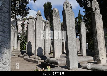 Pierres tombales ottomanes dans le cimetière de la mosquée Süleymaniye à Istanbul, Turquie Banque D'Images