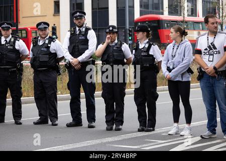 La police métropolitaine, y compris les premiers intervenants sur la scène de la mort poignardée de fleurs, où Elianne ANDAM, une élève de l'école privée Old Palace of John Whitgift, a été attaquée et tuée hier à 8h30 alors qu'elle descendait du bus à Croydon, South London, Croydon, London, Royaume-Uni 28 septembre 2023 crédit : Jeff Gilbert/Alamy Live News Banque D'Images