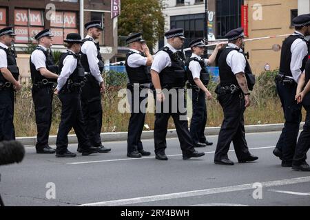 La police métropolitaine, y compris les premiers intervenants sur la scène de la mort poignardée de fleurs, où Elianne ANDAM, une élève de l'école privée Old Palace of John Whitgift, a été attaquée et tuée hier à 8h30 alors qu'elle descendait du bus à Croydon, South London, Croydon, London, Royaume-Uni 28 septembre 2023 crédit : Jeff Gilbert/Alamy Live News Banque D'Images