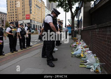 La police métropolitaine, y compris les premiers intervenants sur la scène de la mort poignardée de fleurs, où Elianne ANDAM, une élève de l'école privée Old Palace of John Whitgift, a été attaquée et tuée hier à 8h30 alors qu'elle descendait du bus à Croydon, South London, Croydon, London, Royaume-Uni 28 septembre 2023 crédit : Jeff Gilbert/Alamy Live News Banque D'Images