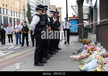 La police métropolitaine, y compris les premiers intervenants sur la scène de la mort poignardée de fleurs, où Elianne ANDAM, une élève de l'école privée Old Palace of John Whitgift, a été attaquée et tuée hier à 8h30 alors qu'elle descendait du bus à Croydon, South London, Croydon, London, Royaume-Uni 28 septembre 2023 crédit : Jeff Gilbert/Alamy Live News Banque D'Images