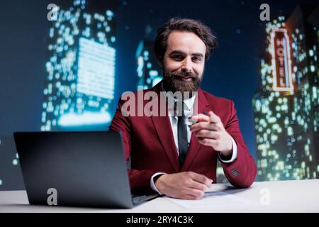 Animatrice de soirée lisant les gros titres dans la salle de rédaction, présentant les derniers événements dans les secteurs des affaires et de la politique. Le diffuseur de médias va en direct à la télévision pour couvrir tous les événements quotidiens importants. Banque D'Images