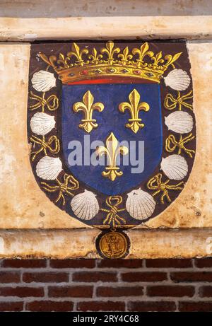 Amboise, France - 12 août 2023 : les armoiries de la France moderne après 1376 : représenter les classes sociales médiévales : ouvriers, combattants, et prier Banque D'Images