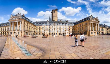 Dijon, France - 8 août 2023 : place de la libération et palais des ducs de Bourgogne à Dijon. Banque D'Images