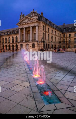 Dijon, France - 8 août 2023 : place de la libération et palais des ducs de Bourgogne à Dijon. Banque D'Images