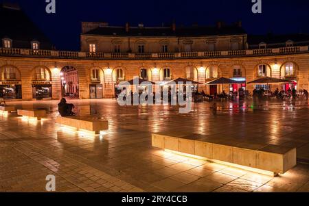 Dijon, France - 8 août 2023 : place de la libération illuminée à Dijon dans la nuit. Banque D'Images