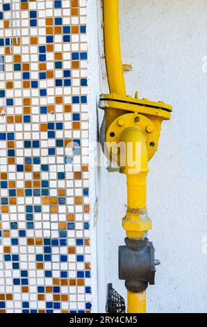 Installation de gaz sur le mur d'un ancien immeuble à Lenti, Hongrie Banque D'Images