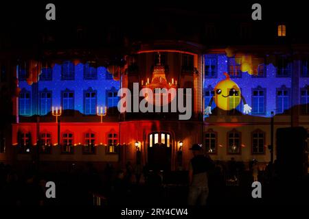 Mainz leuchtet Das Late Light Festival, 28.09.2023 Besucher:innen bestaunen den Osteiner Hof am Schillerplatz vom 28. bis zum 30. Septembre 2023 erstrahlt die Mainzer Innenstadt in besonderem Glanz. Von der Rheingoldhalle bis zum Schillerplatz werden mehrere Gebaeude illuminiert und kuenstlerisch in Szene gesetzt. Verschiedene Licht-Installationen und Video-Projektionen sogenannte mappages lassen prominente Bauwerke wie den Dom St. Martin, das Staatstheater Mainz, den mainz STORE am Markt, das Rathausplateau/die Rheingoldhalle, das Deutsche Bank-Gebaeude im ehem. Karstadt-Areal, den Kirsch Banque D'Images