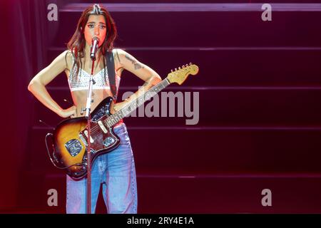 Levante, pseudonyme de Claudia Lagona, chante sur scène lors de ses représentations live à l'Arena di Verona pour sa date spéciale de l'Opera Futura Tour le 27 septembre 2023 à Vérone, en Italie. (Photo de Roberto Tommasini/NurPhoto) crédit : NurPhoto SRL/Alamy Live News Banque D'Images