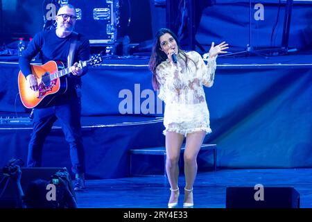 Levante, pseudonyme de Claudia Lagona, chante sur scène lors de ses représentations live à l'Arena di Verona pour sa date spéciale de l'Opera Futura Tour le 27 septembre 2023 à Vérone, en Italie. (Photo de Roberto Tommasini/NurPhoto) crédit : NurPhoto SRL/Alamy Live News Banque D'Images