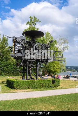 Zurich, Suisse - 7 juillet 2023 : en 1964 Jean Tinguely crée la grande sculpture cinétique Eureka composée de tiges de fer, de roues en acier, de casseroles métalliques et de p Banque D'Images