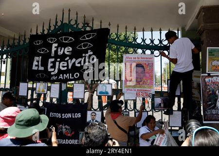 Naucalpan, État de Mexico, Mexique. 28 septembre 2023. 28 septembre 2023, Naucalpan, État de Mexico, Mexique : des élèves de l'école normale d'Ayotzinapa à la conférence de presse sur l'affaire Ayotzinapa devant le camp militaire 1 dans la municipalité de Naucalpan, État de Mexico. Le 28 septembre 2023 à Naucalpan, État de Mexico, Mexique (photo de Luis Barron/Eyepix Group/Sipa USA). Crédit : SIPA USA/Alamy Live News Banque D'Images