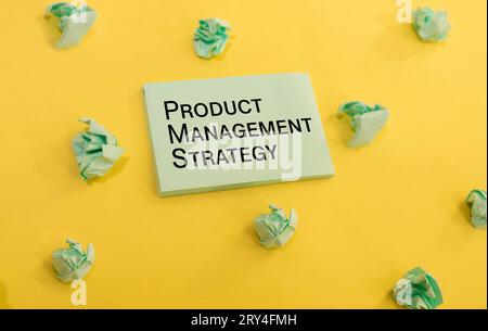 Image conceptuelle de l'acronyme SCRM comme gestion de la relation client sociale écrite sur la ligne de peinture jaune de marquage routier. Banque D'Images